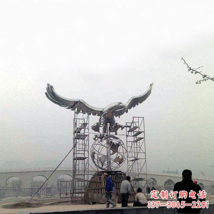 安阳翱翔于天老鹰不锈钢雕塑