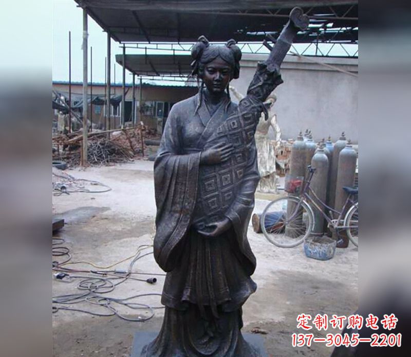 安阳抱乐器女人公园人物雕塑
