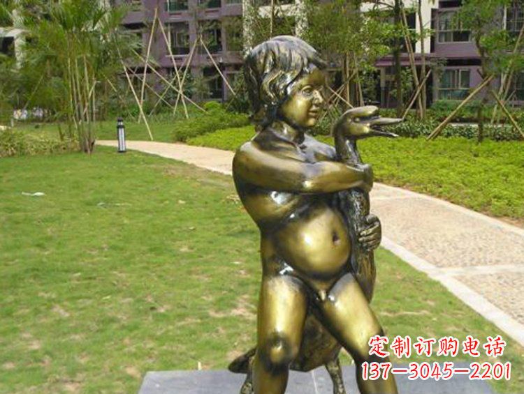 安阳抱着鹅的男孩城市玻璃钢仿铜景观雕塑