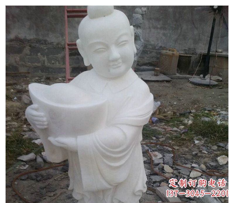 安阳抱着元宝的小孩公园景观石雕