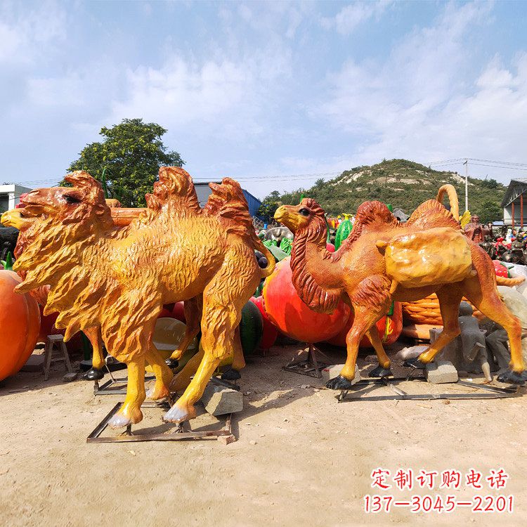 安阳玻璃钢彩绘仿真骆驼雕塑