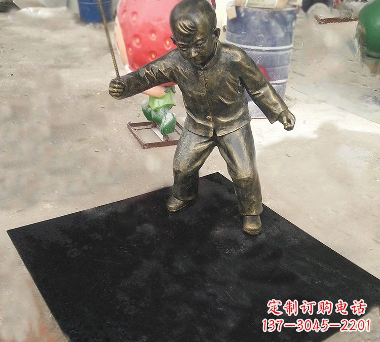 安阳玻璃钢仿铜打陀螺的儿童雕塑