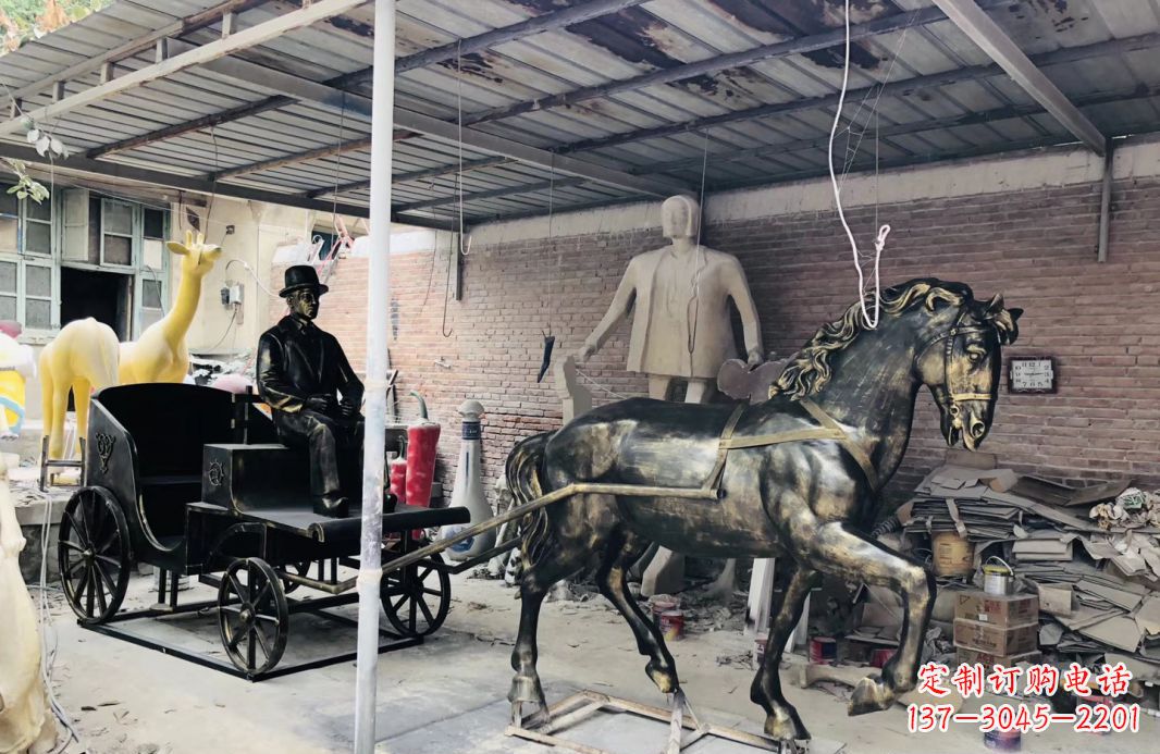 安阳玻璃钢仿铜赶马车人物雕塑广场景观雕塑