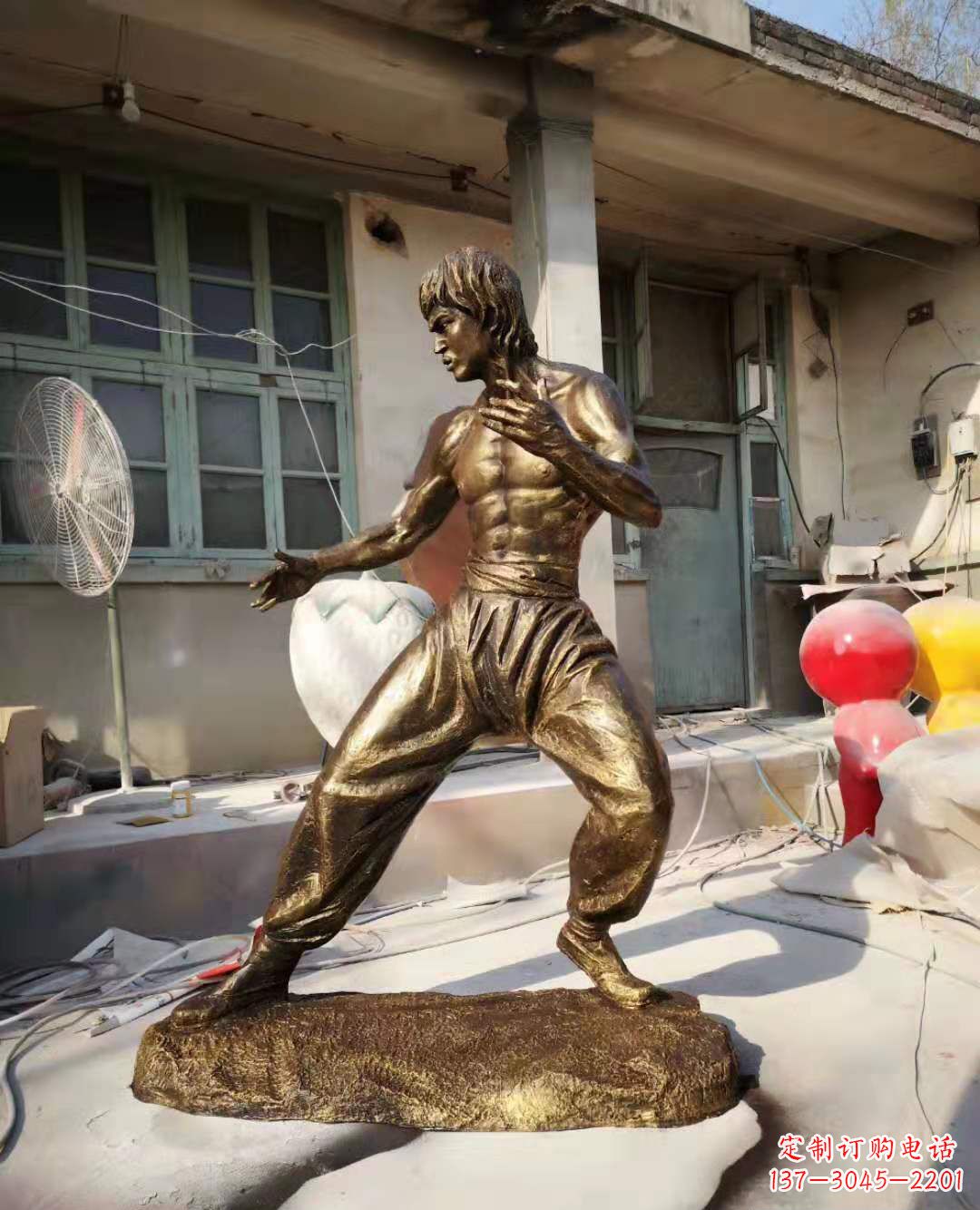 安阳玻璃钢仿铜李小龙雕塑广场电影明星人物雕塑 (4)