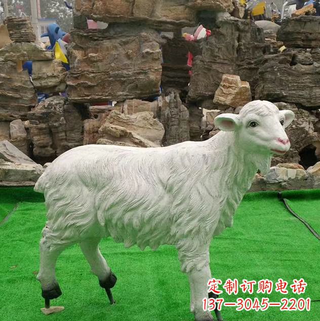 安阳玻璃钢仿真绵羊动物雕塑