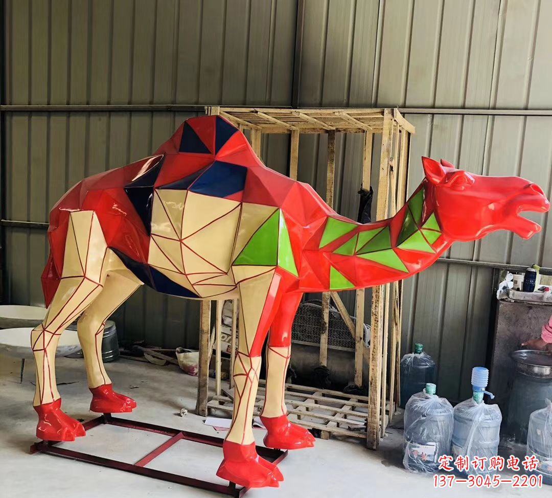 安阳玻璃钢几何抽象骆驼雕塑
