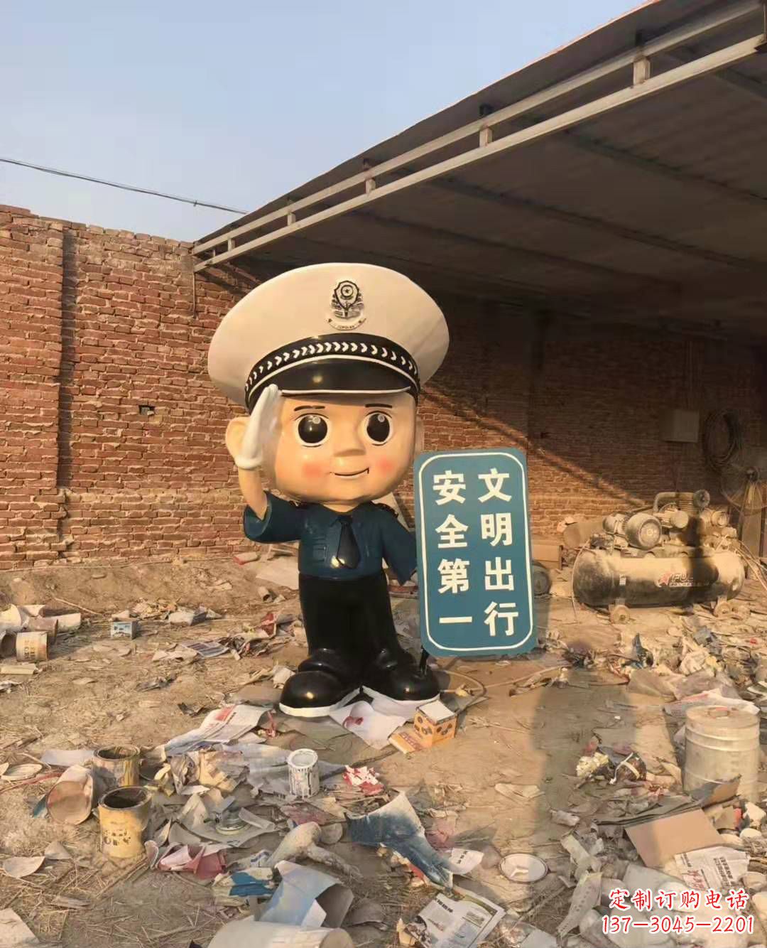 安阳玻璃钢卡通警察雕塑公园广场安全警示语雕塑