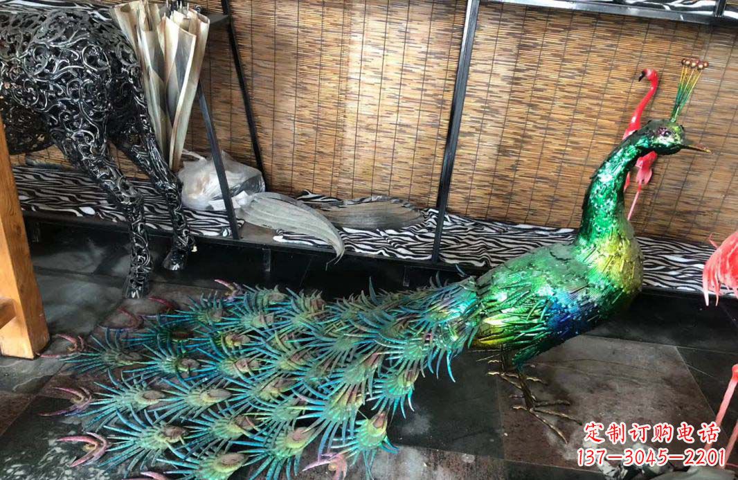 安阳不锈钢彩色景观孔雀雕塑