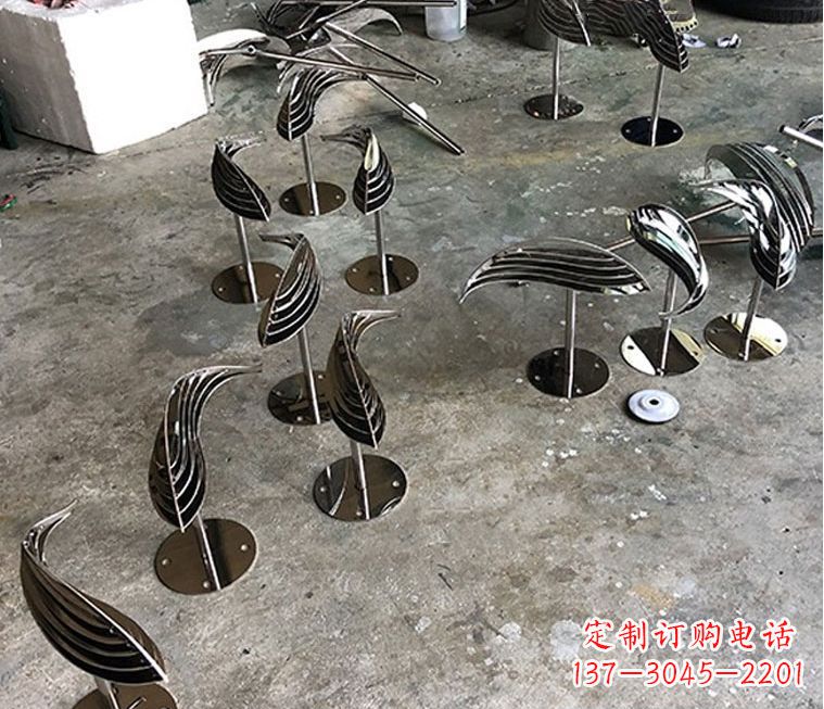 安阳不锈钢抽象动物小鱼雕塑