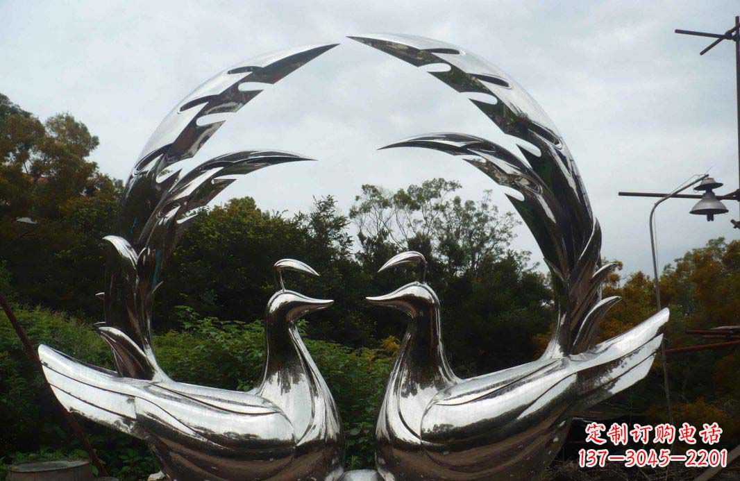 安阳不锈钢抽象镜面孔雀雕塑