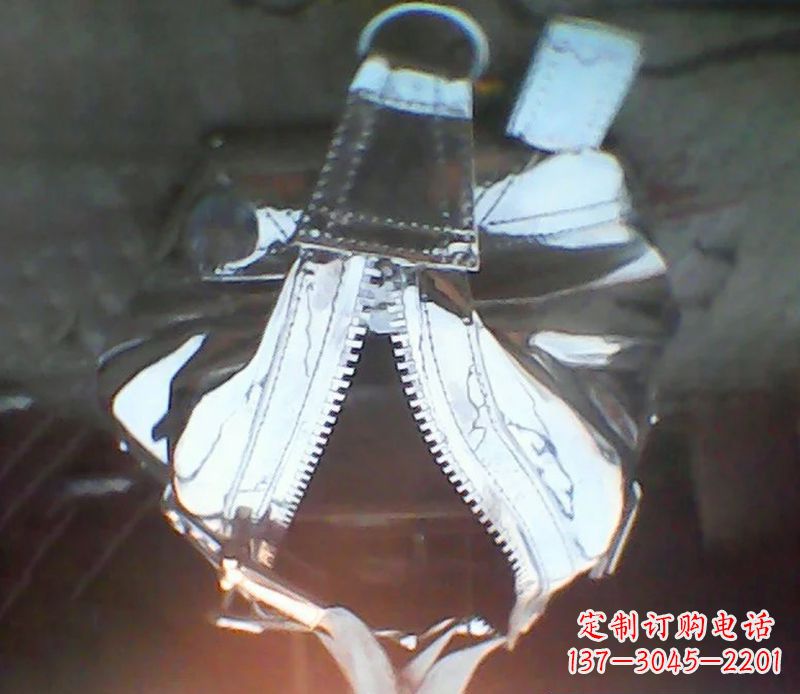 安阳不锈钢创意手提包细节雕塑