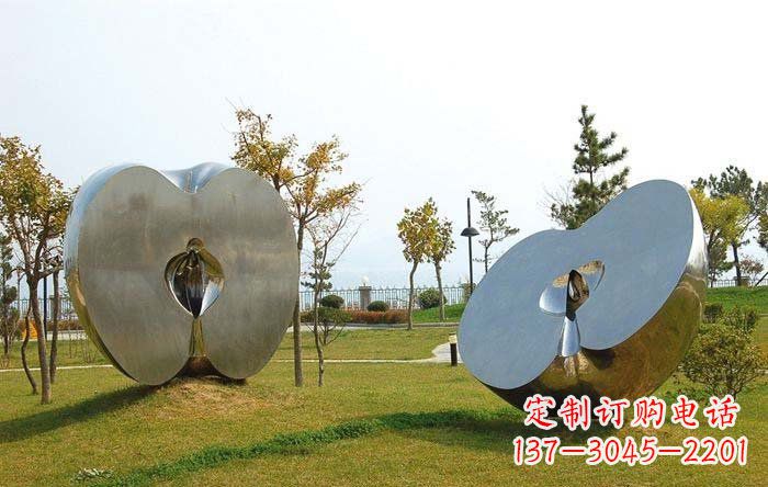 安阳不锈钢公园半块苹果雕塑