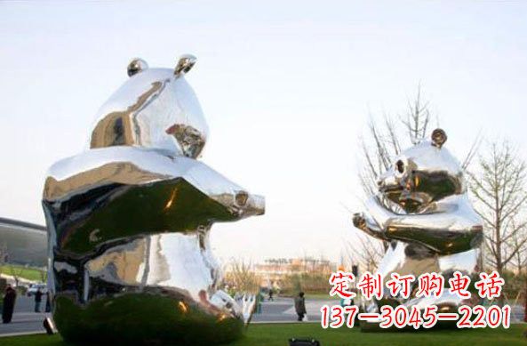 安阳不锈钢公园抽象熊猫雕塑