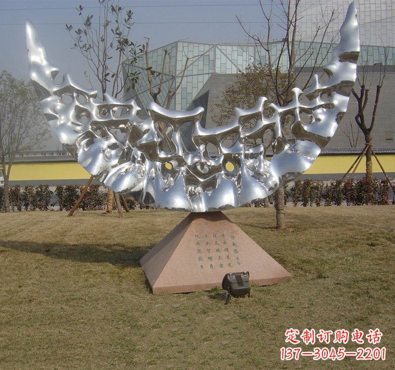 安阳不锈钢公园抽象月亮雕塑