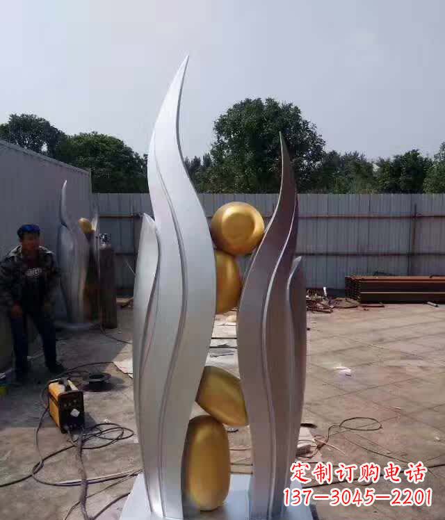 安阳不锈钢广场翅膀雕塑1