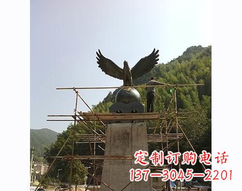 安阳不锈钢老鹰踩地球雕塑
