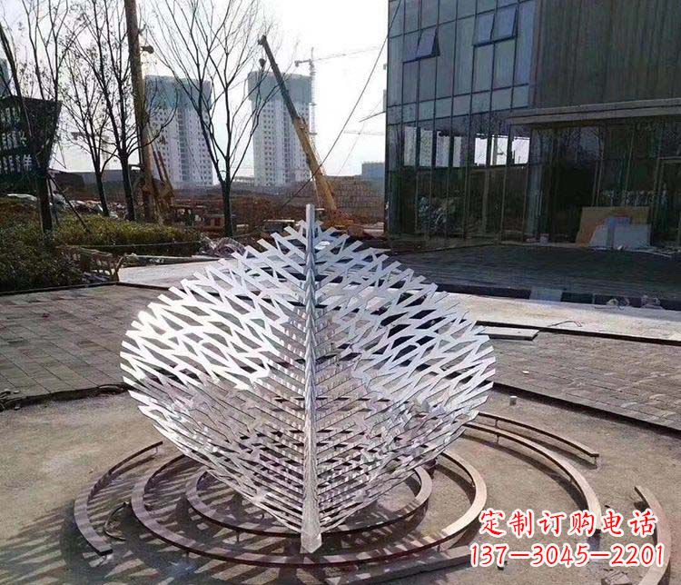 安阳不锈钢镂空锻造树叶雕塑