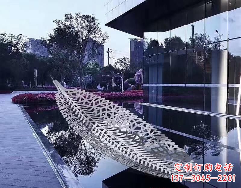安阳不锈钢镂空树叶雕塑2