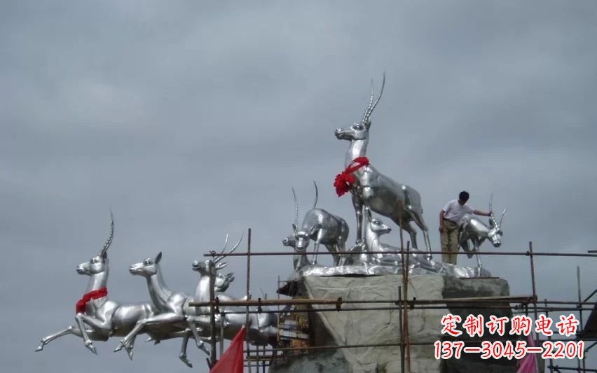 安阳不锈钢鹿群动物景观雕塑