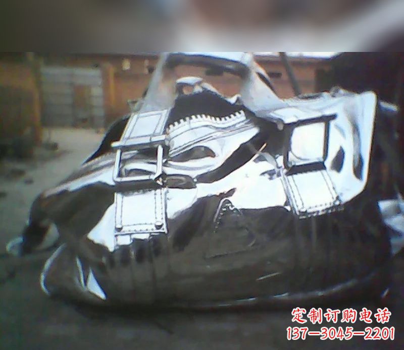 安阳不锈钢手提包雕塑 (2)