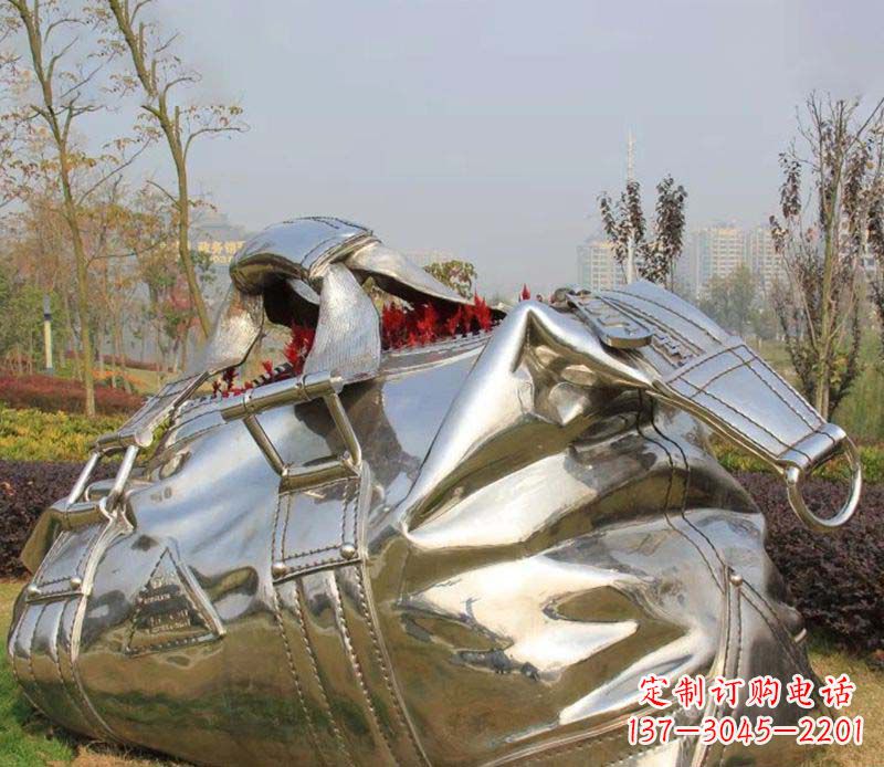 安阳不锈钢手提包雕塑1