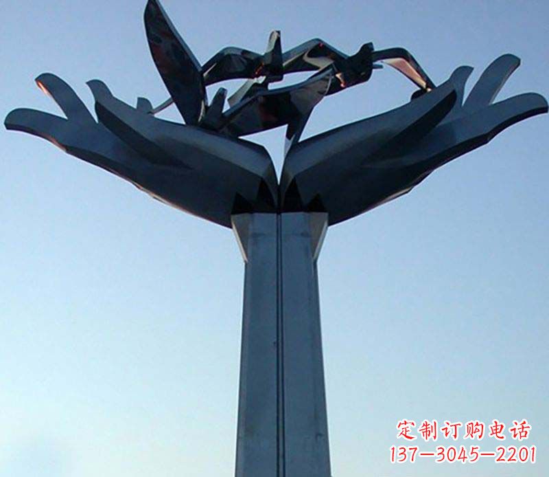 安阳不锈钢手托鸽子雕塑象征着和平与爱