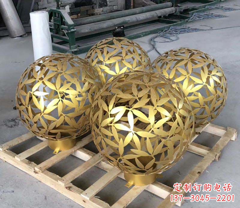 安阳不锈钢树叶镂空球小区景观雕塑
