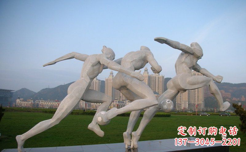 安阳不锈钢踢足球的人物公园景观雕塑
