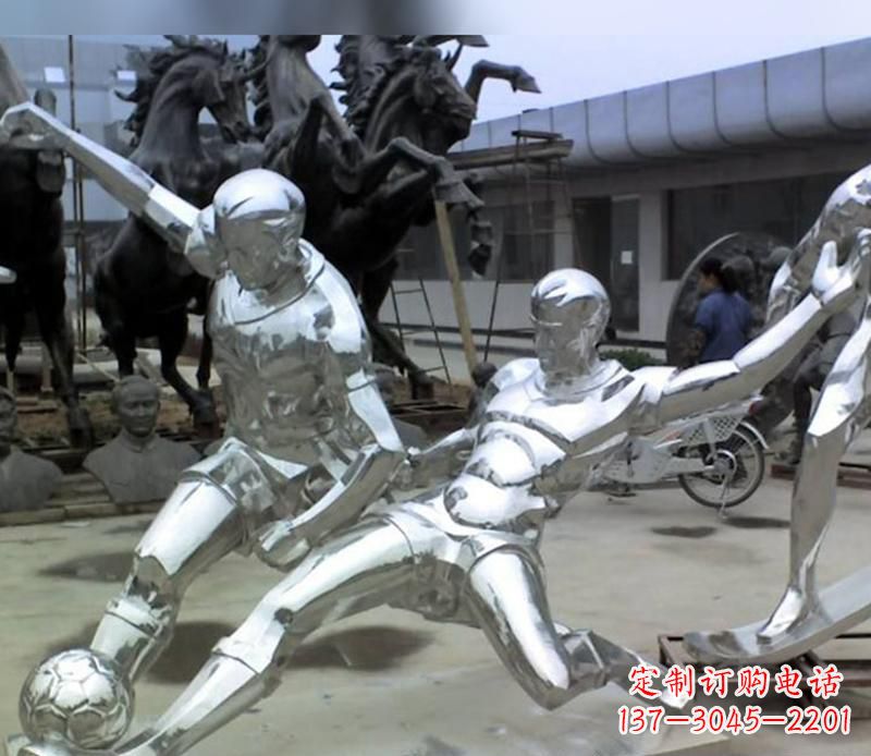 安阳不锈钢踢足球的人物运动雕塑