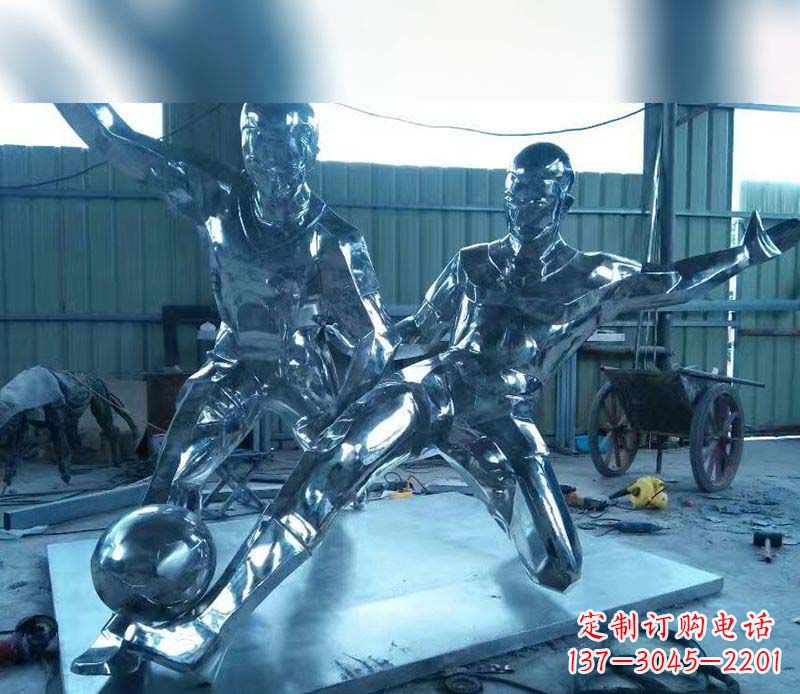 安阳不锈钢踢足球景观雕塑