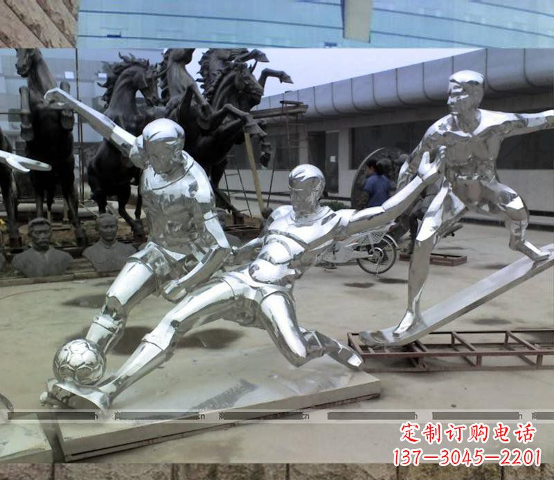 安阳不锈钢踢足球玩滑板的人物雕塑