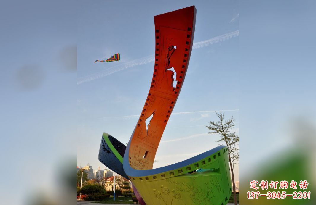 安阳不锈钢五彩胶卷广场景观雕塑