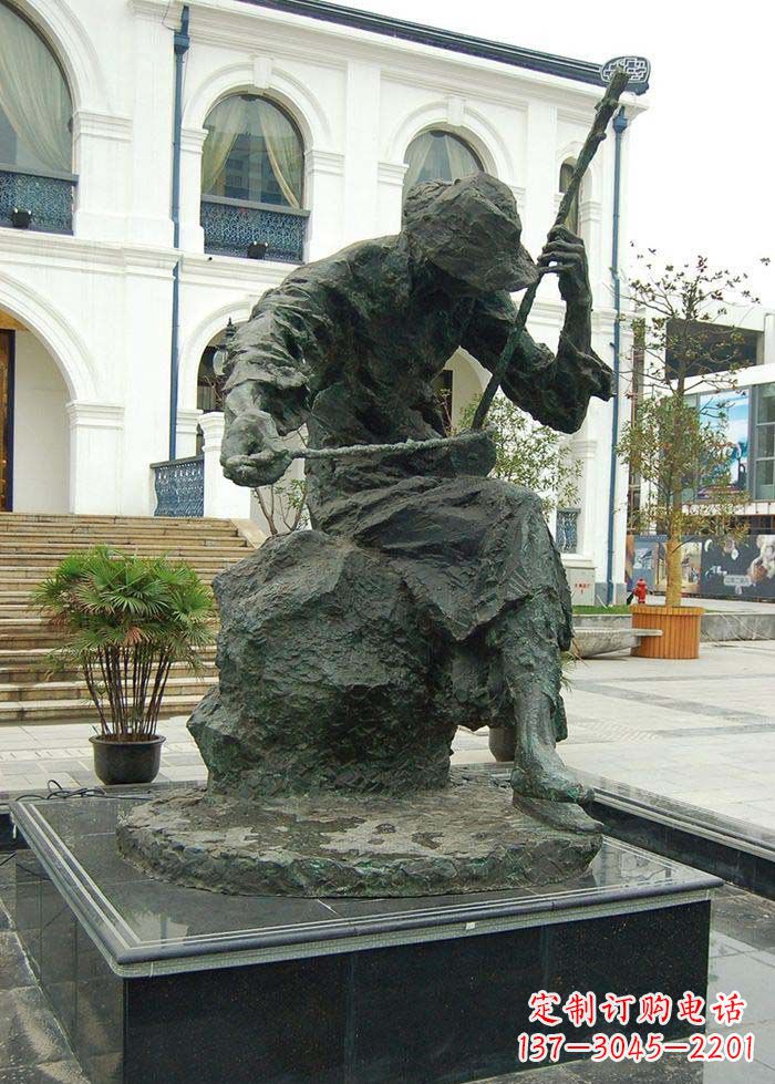 安阳步行街拉二胡的人物景观铜雕