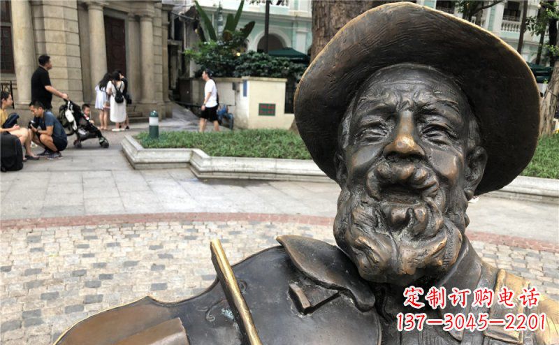 安阳步行街拉小提琴的老人景观铜雕