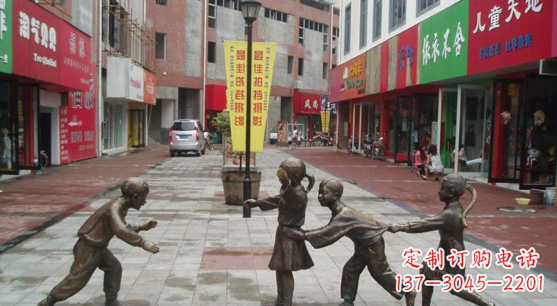 安阳步行街玩老鹰捉小鸡的儿童景观铜雕