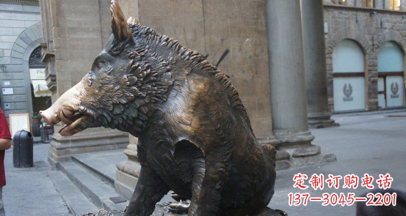 安阳步行街野猪景观铜雕