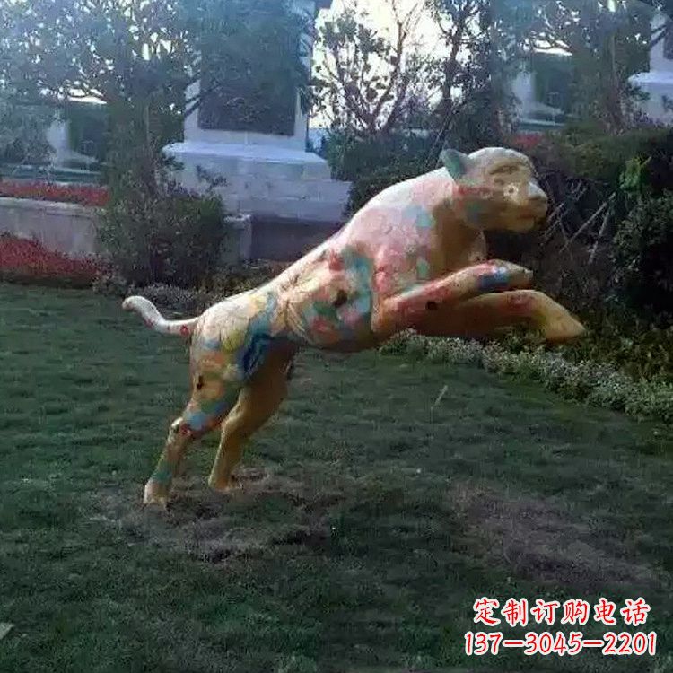 安阳彩绘豹子玻璃钢雕塑-草坪绿地动物摆件
