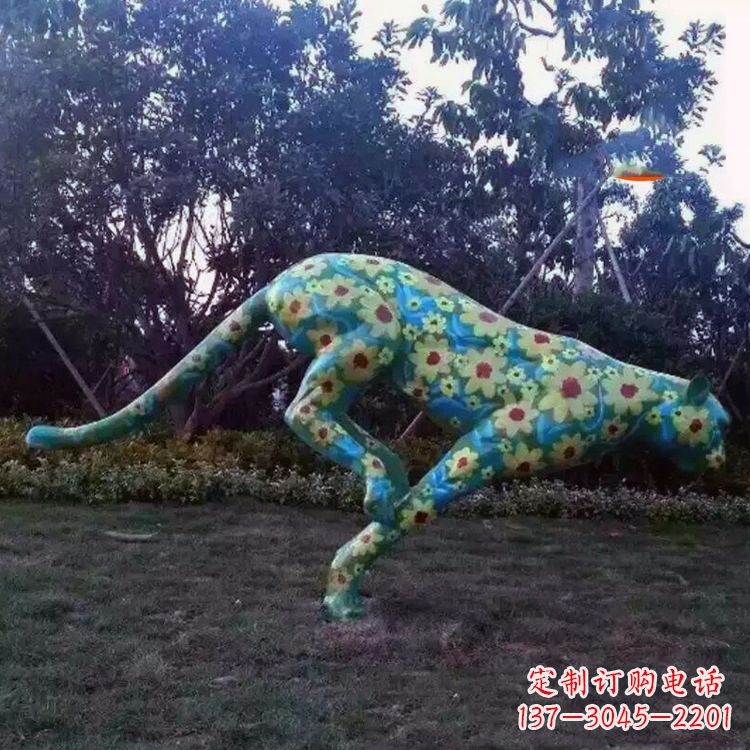 安阳彩绘豹子雕塑-玻璃钢彩绘草坪动物摆件