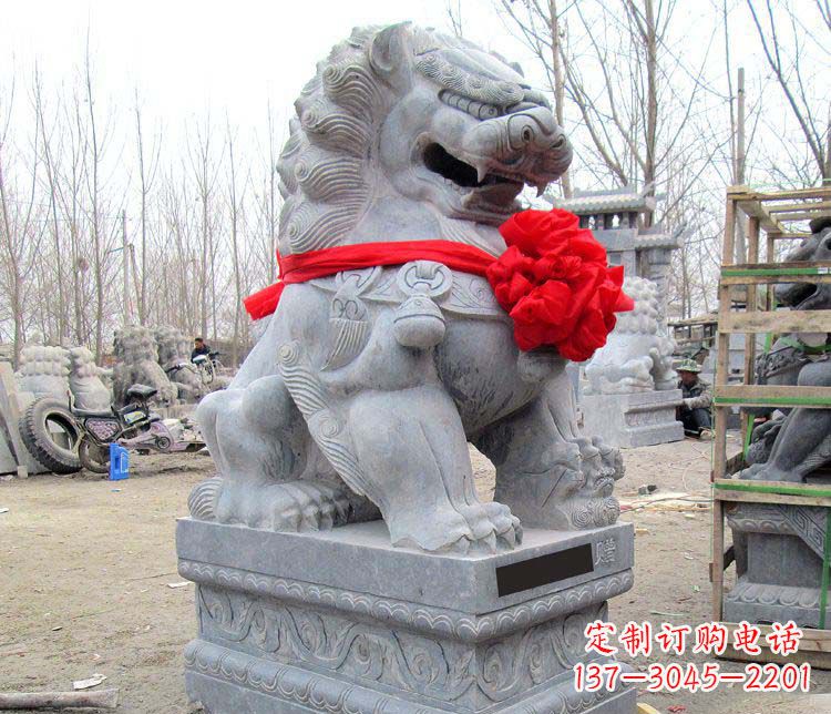 安阳踩球看门狮子石雕