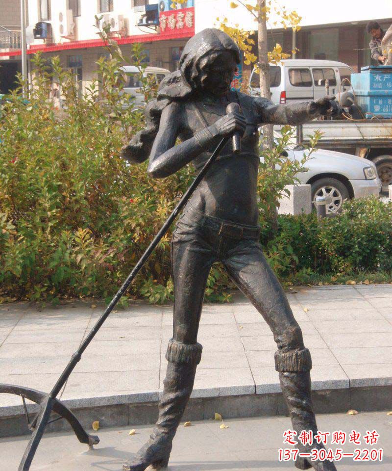 安阳唱歌的女人街边景观铜雕