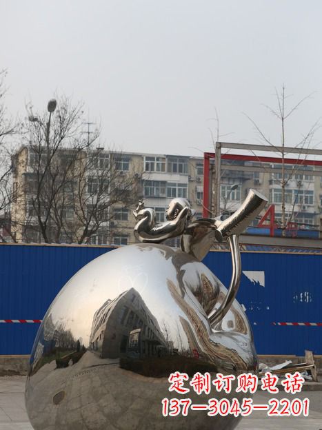 安阳城市不锈钢躺在苹果上的小孩雕塑