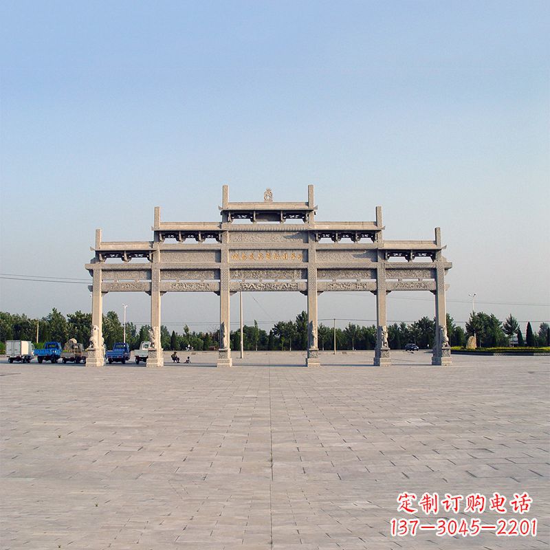 安阳城市广场冲天式石雕牌坊