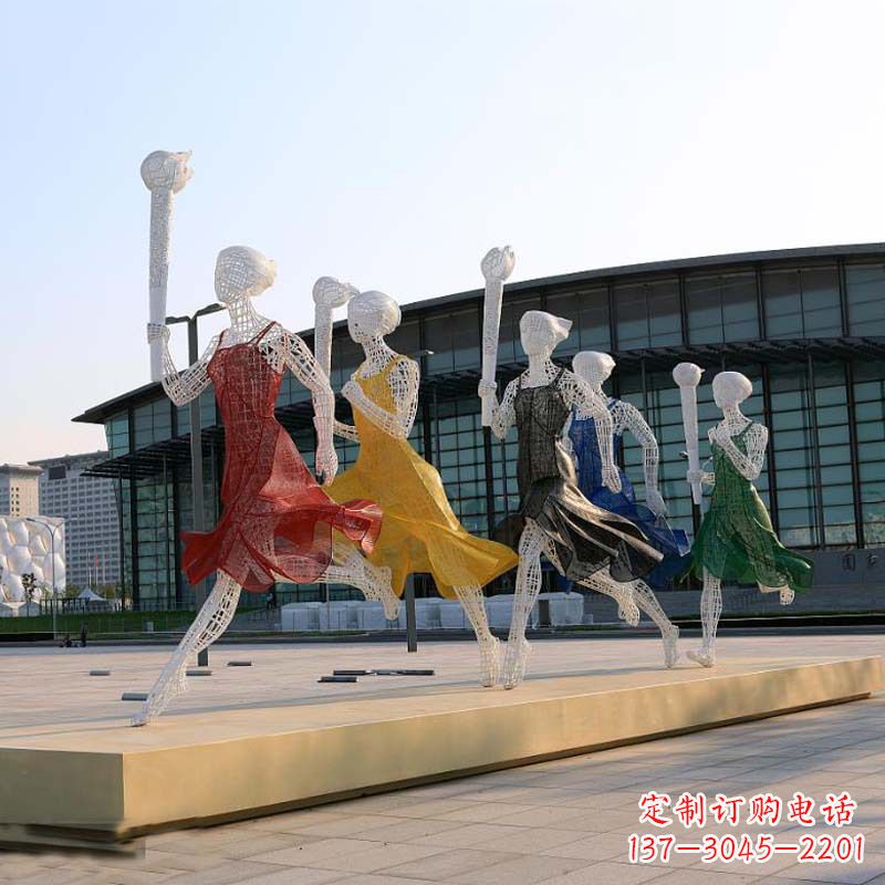 安阳城市街道广场持火炬跑步的美女雕塑