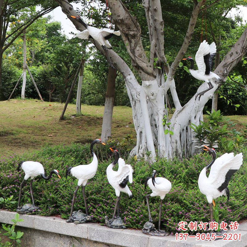 安阳池塘中的雕塑仙鹤