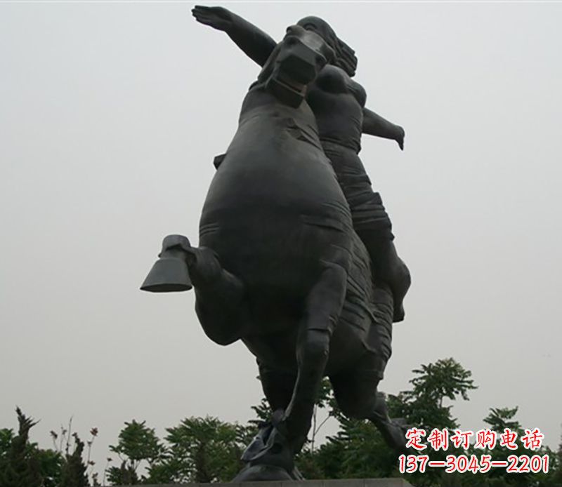 安阳穿越时空铜人骑马铜雕