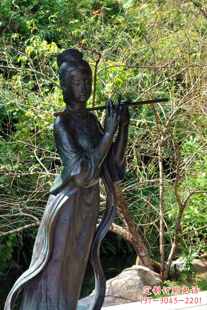 安阳吹笛子的古代美女铜雕