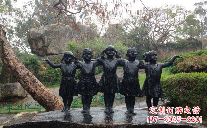 安阳搭肩的儿童人物铜雕
