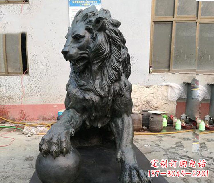 安阳大型西方踩球狮子铜雕塑