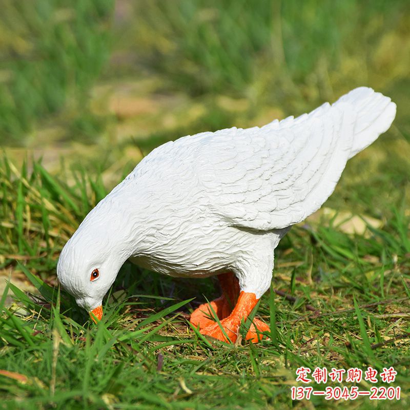 安阳丹东江边放飞和平鸽的雕塑