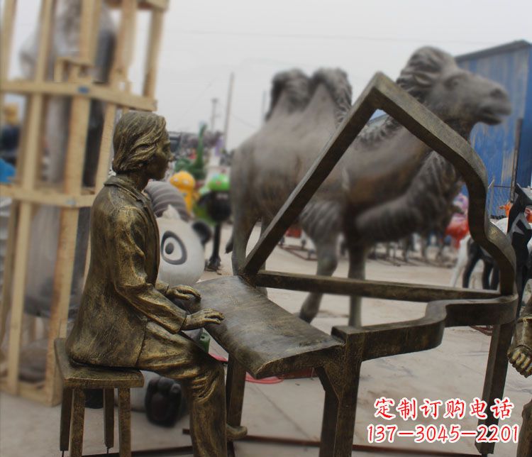 安阳弹抽象钢琴的人物铜雕